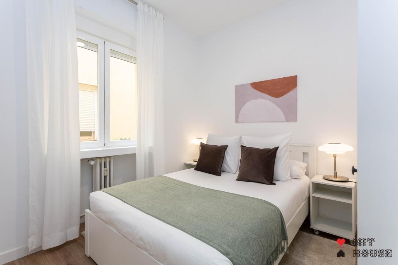 Latina En Apartamento Madri