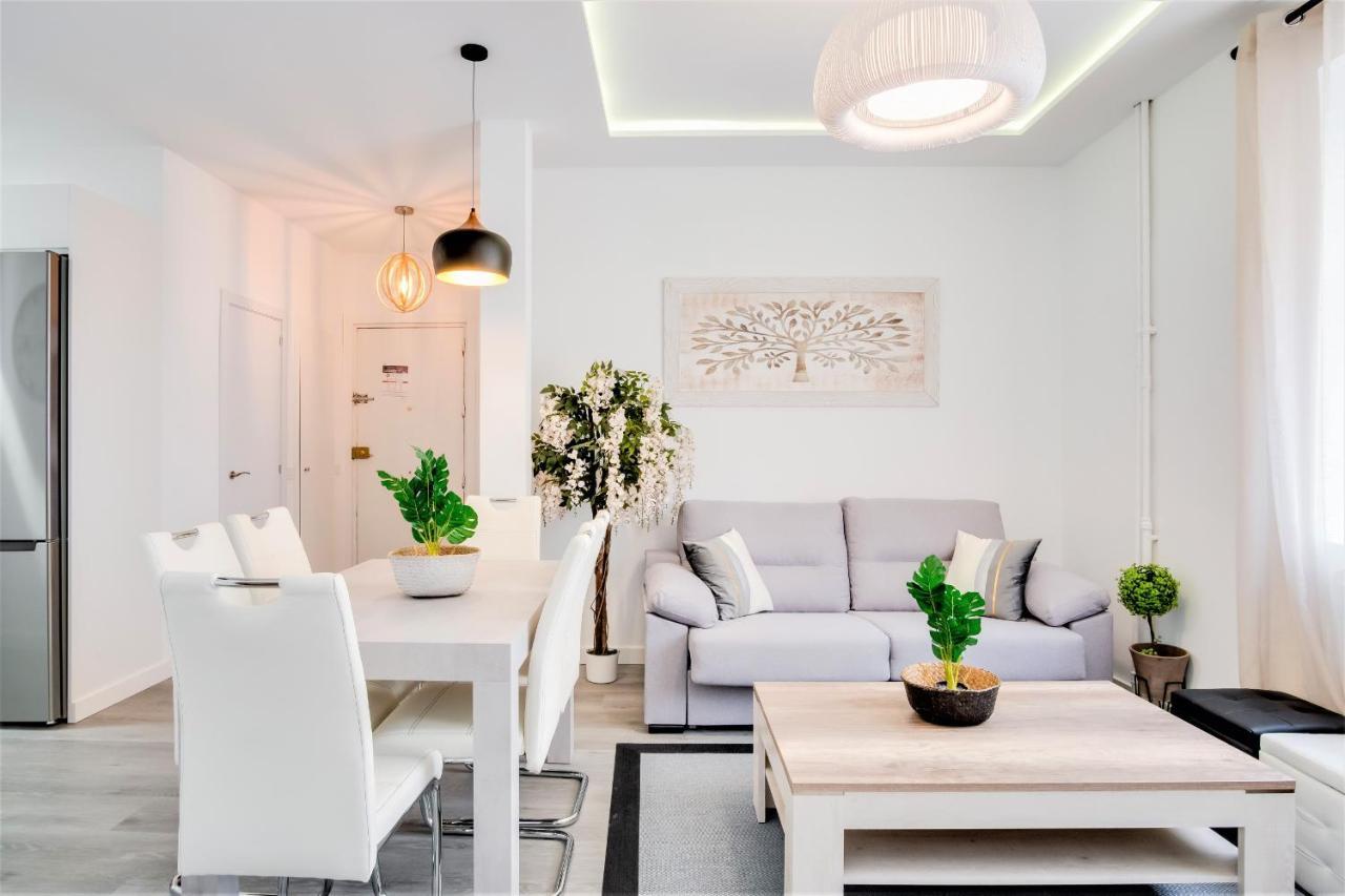 Latina En Apartamento Madri