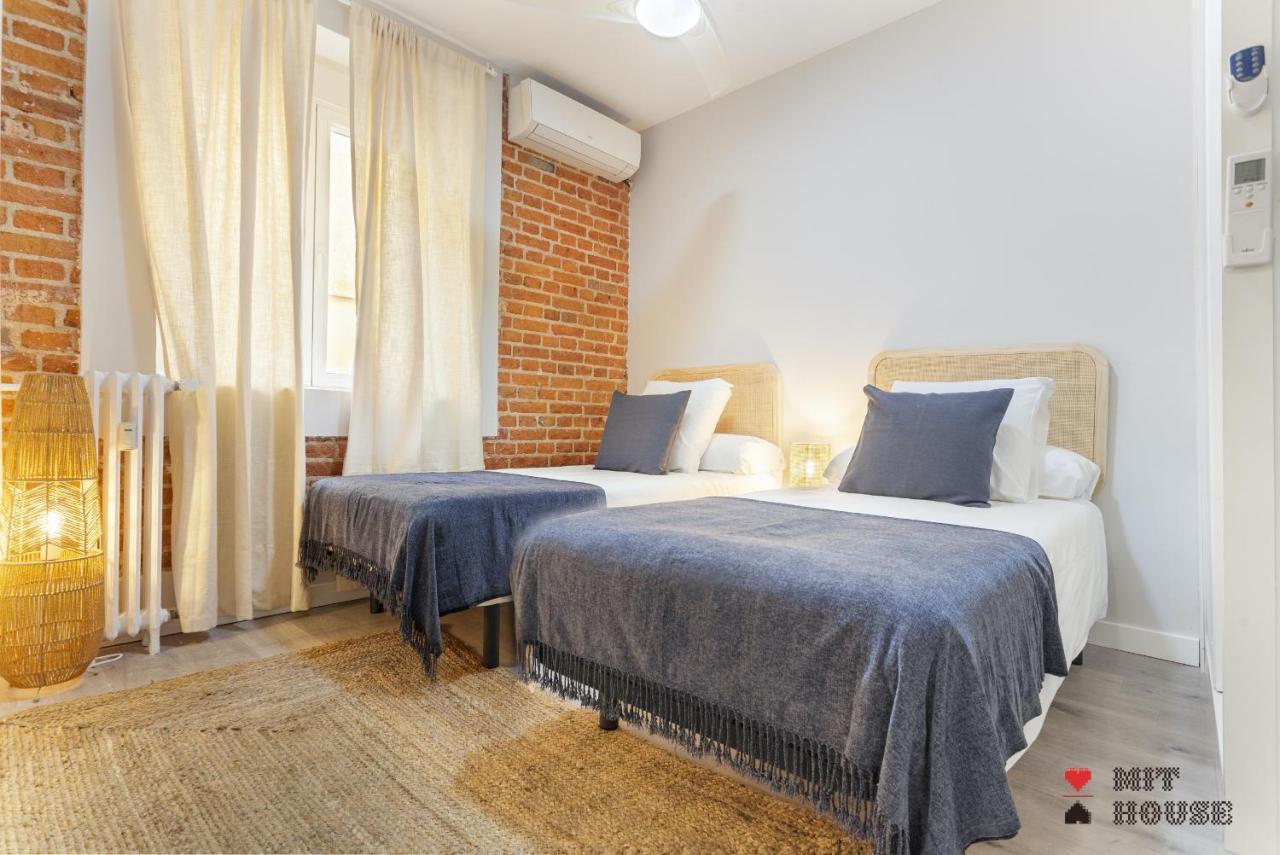 Latina En Apartamento Madri